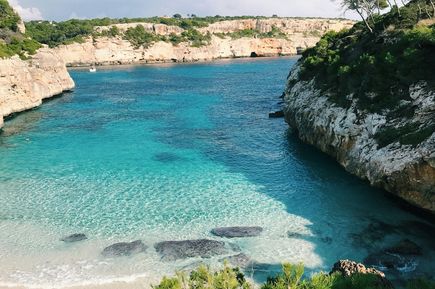 Adults only: Eine einsame türkise Bucht mit kristallklarem Wasser zwischen Felsen