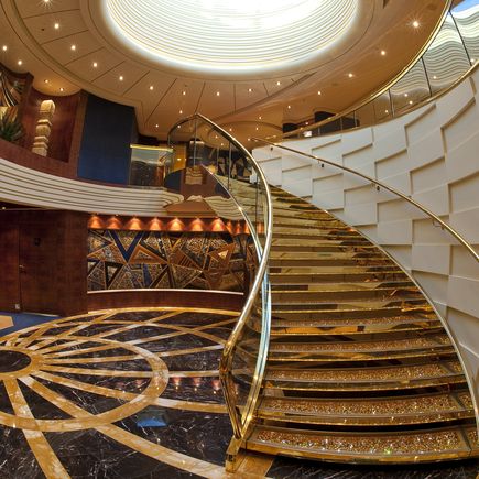 MSC Yacht Club: An Bord eines MSC Schiffes, eine pompöse, vergoldete Treppe