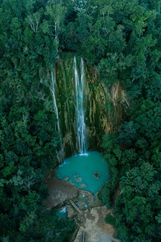 Urlaub in der Domrep: Ein Wasserfall in einer tropischen Vegetation.