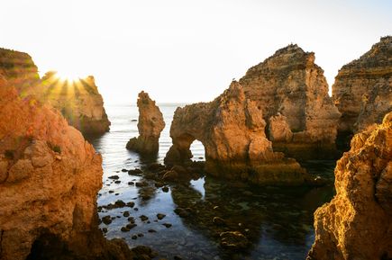 Osterurlaub: Ein idyllisches Dorf mit Kirche an einem Bergsee