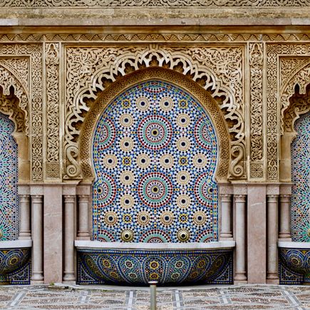 Urlaub im Orient: Eine wunderschön, orientalische Fassade mit einer Art Waschbecken