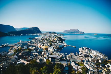 Kreuzfahrten 2026: Eine Luftaufnahme der norwegischen Stadt Alesund am Meer
