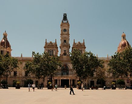 Städtereisen: Ein historisches Stadttor in Valencia