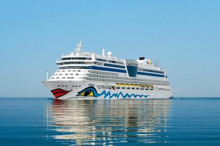 Das Schiff AIDAbella der Reederei AIDA auf dem ruhigen, glatten Meer