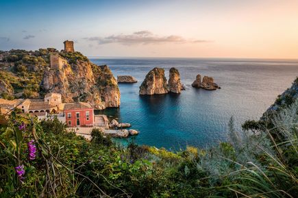 Urlaub in Italien: Eine mediterrane Bucht mit großen Felsen im Wasser