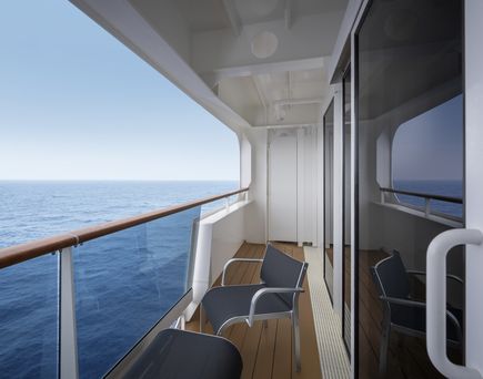 Der Balkon einer Suite auf einem Schiff im Tarif MSC Yacht Club mit Sicht auf das blaue Meer