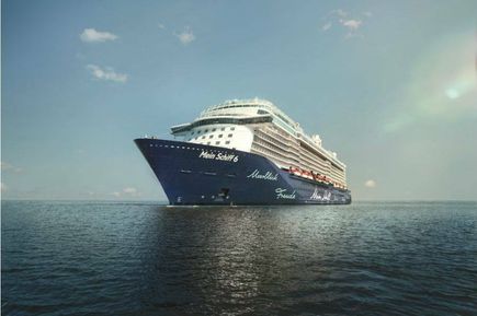 Das Schiff Mein Schiff 6 der Reederei TUI Cruises auf dem blauen, ruhigen Meer