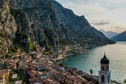 Resturlaub: Ein mediterranes Dorf mit Kirche direkt am See mit Bergen