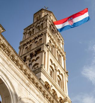 Kroatien Urlaub: Ein historisches Gebäude mit kroatischer Flagge