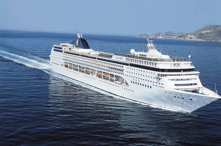 Kreuzfahrten 2026: Das Schiff MSC Opera auf dem Meer