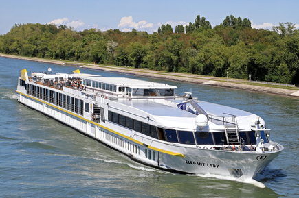 Kreuzfahrten 2026: das Schiff MS Elegant Lady auf einem Fluss
