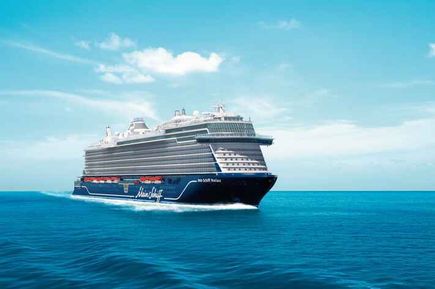 Ein riesiges, weiß-blaues Kreuzfahrtschiff der Reederei TUI Cruises gleitet auf dem tiefblauen meer entlang.