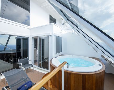 Der Balkon mit Whirlpool einer Suite auf einem Schiff im Tarif MSC Yacht Club