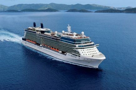 Kreuzfahrten 2026: Das Schiff Celebrity Solstice auf dem Meer