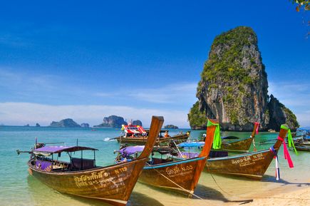 Die typischen Longtail Bote in Thailand am Strand