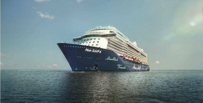 Das Schiff Mein Schiff 6 der Reederei TUI Cruises auf dem blauen, ruhigen Meer