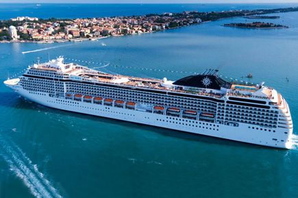 Das Schiff MSC Musica der Reederei MSC liegt in einem mediterranen Hafen an