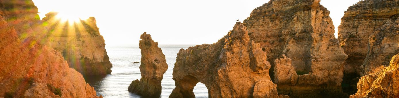 RIB Tipp Algarve: Ein Mann steht unter einer skurrilen Felsformation an der portugiesischen Algarve