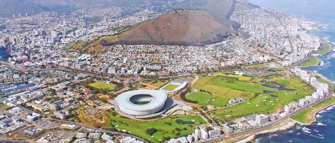 Städtereisen: Eine Luftaufnahme vom Tafelberg in Kapstadt