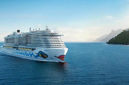 Das Schiff AIDAnova der Reederei AIDA gleitet auf dem tiefblauen, ruhigen Meer