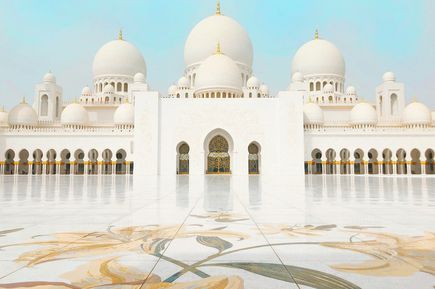 Kreuzfahrten 2026: Eine weiße, prächtige Moschee