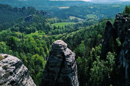 Urlaub in DE: Skurille Felsformationen mitten im grünen Wald