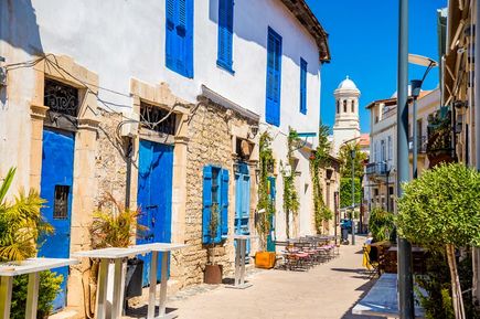 Eine mediterrane Hausfassade mit blauen Türen und Fenstern