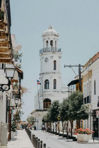 Urlaub in der Domrep: Eine koloniale Straße mit weißer Kirche in Punta Cana