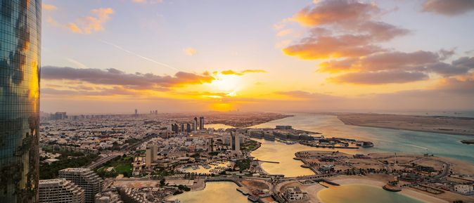 Blick aus einem Hochhaus auf eine arabische Stadt am Meer