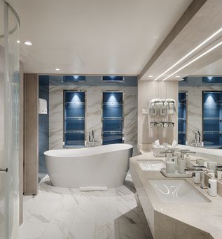 Das Badezimmer mit Badewanne einer Suite auf einem Schiff im Tarif MSC Yacht Club