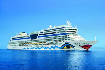 Kreuzfahrten 2026: Das Schiff AIDAblu auf dem Meer