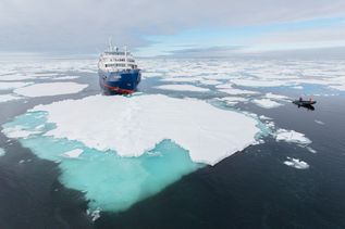 Oceanwide Expeditions: MS Plancius auf dem Wasser umgeben von Eisschollen