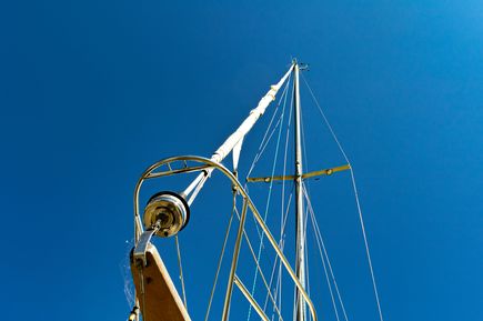 Kreuzfahrten: Ein imposanter Mast eines Segelschiff unter blauem Himmel
