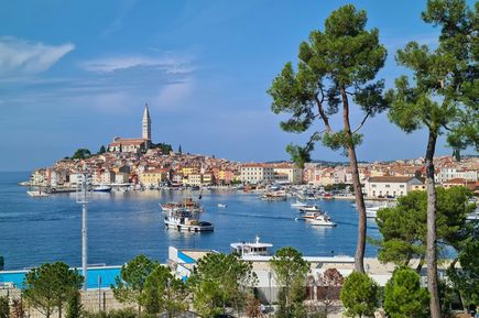 Kroatien Urlaub: Eine Bucht mit einem Dorf it mediterranen Häusern, in der Mitte eine Kirche auf einem Hügel