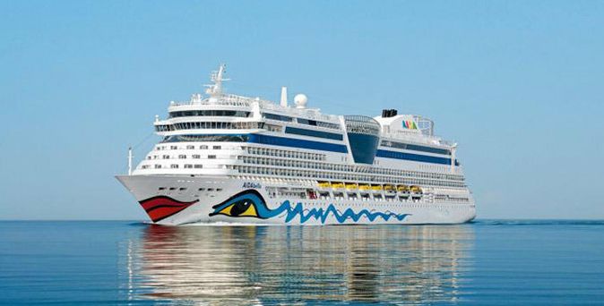 Das Schiff AIDAbella der Reederei AIDA auf dem ruhigen, glatten Meer