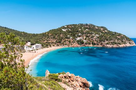 Urlaub in Spanien: Eine türkis-blaue Bucht