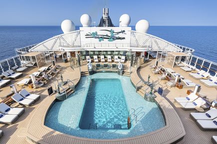 MSC Yacht Club: Das Deck eines MSC Schiffes mit einem Pool und vielen Liegen drum herum.