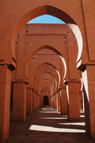 Urlaub im Orient: Viele orientalische Bögen hintereinander