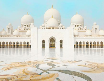 Abu Dhabi im Dezember: Eine weiße, imposante Moschee