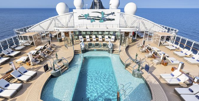 MSC Yacht Club: Das Deck eines MSC Schiffes mit einem Pool und vielen Liegen drum herum.