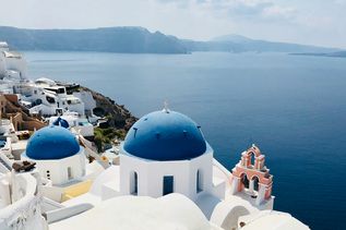 Die weiß blauen Gebäude von Santorin direkt am Meer.