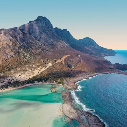 Kreta: Eine Luftaufnahme mit türkis-blauem Wasser mit zerklüftetem Strand am Felsen