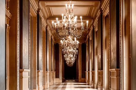 Luxus: ein pompöser Flug mit Holzornamenten und einem Kronleuchter