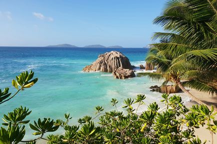 Die typisch für die Seychellen riesigen Steine am Strand