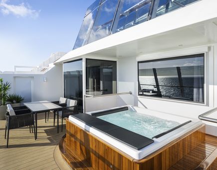 Der Balkon mit Whirlpool einer Suite auf einem Schiff im Tarif MSC Yacht Club
