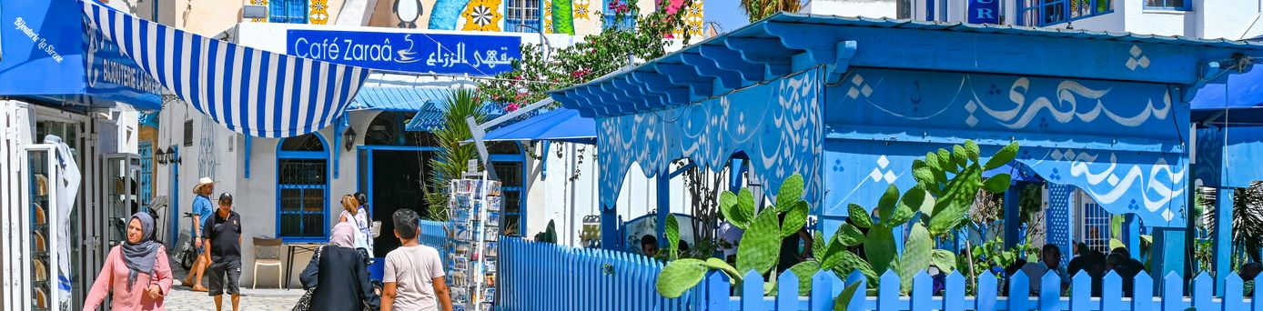 Eine historische, prunkvolle Kirche mit goldenen Zwiebeltürmen sticht in den knallblauen Himmel.