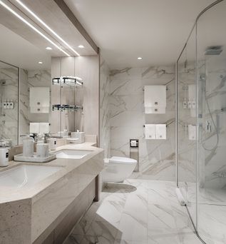 Das Badezimmer mit Dusche einer Suite auf einem Schiff im Tarif MSC Yacht Club