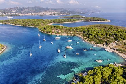 Kroatien Urlaub: Eine Luftaufnahme von schlangenförmigem Land, welches sich durch türkis-blaues Meer zieht.