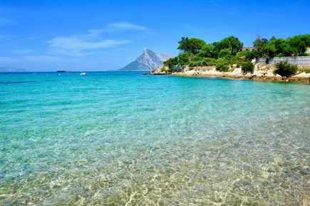 Last Minute Urlaub: Klares, türkises Wasser, im Hintergrund Berge und eine Bucht