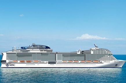 Romantik: Ein riesiges weißes Kreuzfahrtschiff der Reederei MSC Cruises auf dem Meer